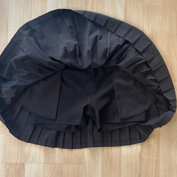 Head XS Black Pleated/Ruffled Tennis Skirt with Built in Shorts and Pockets - Picture 3 of 5